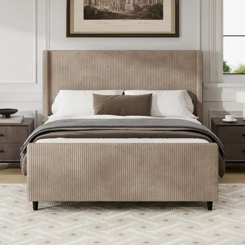 Letto imbottito in velluto a coste con testiera ad alette a righe verticali, pediera, letto a piattaforma a basso profilo, letto a pannello a slitta