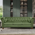 Divano Chesterfield in velluto da 74,5" con bottoni capitonné, braccioli arrotolati, gambe tornite e design elegante