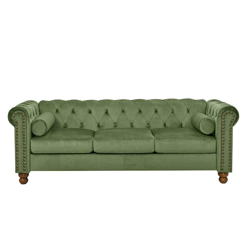 Divano Chesterfield in velluto da 74,5" con bottoni capitonné, braccioli arrotolati, gambe tornite e design elegante